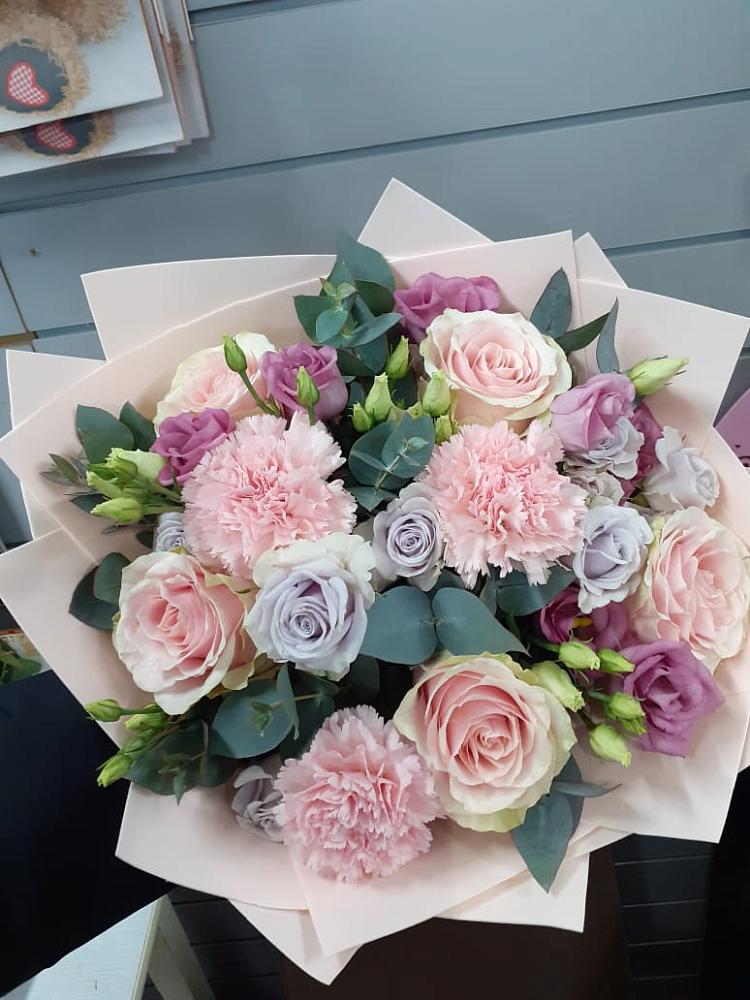 Букет цветов из: Розы, Гвоздики и Лизиантусы в ЗЯБ Набережные Челны